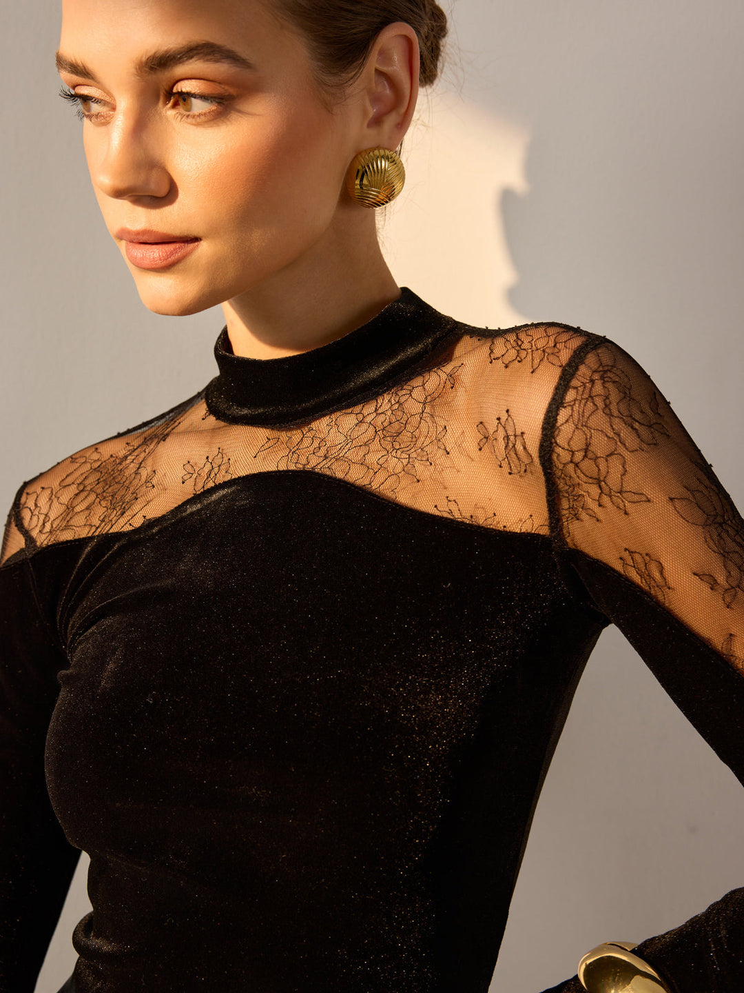 Blouse Ajustée en Velours avec Empiècement en Dentelle Transparente