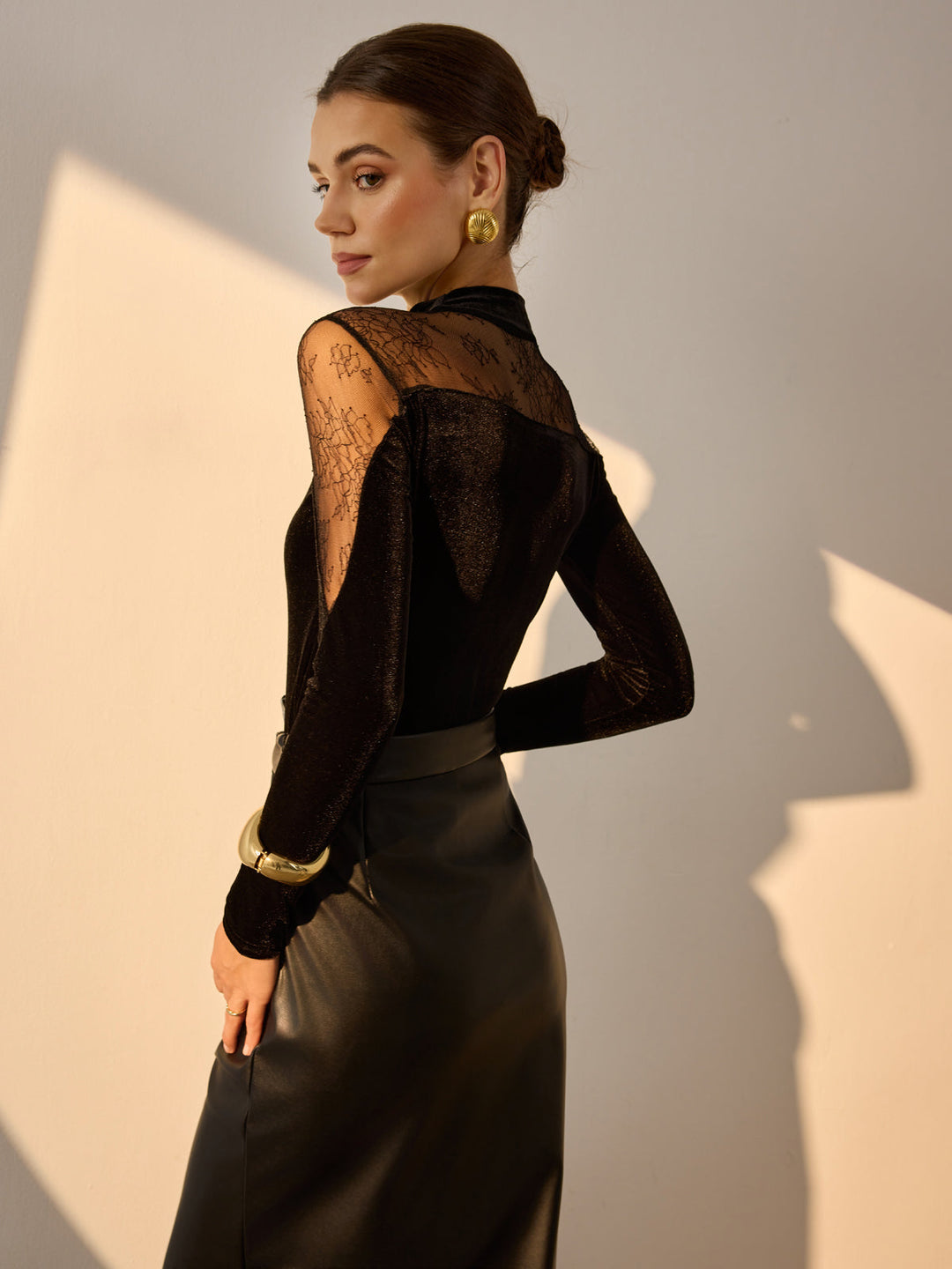 Blouse Ajustée en Velours avec Empiècement en Dentelle Transparente