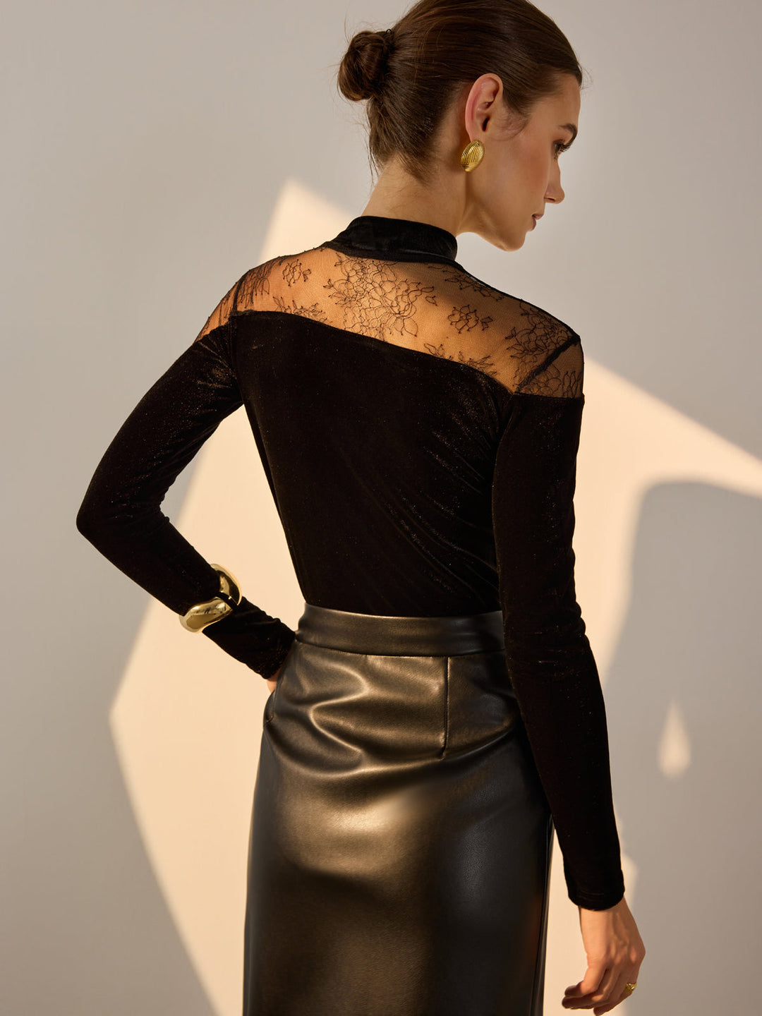 Blouse Ajustée en Velours avec Empiècement en Dentelle Transparente