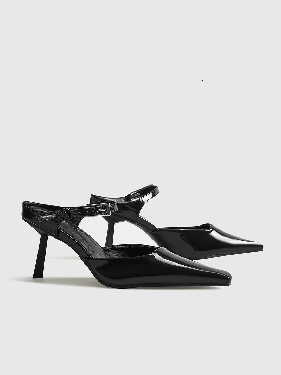 Chaussures à talons hauts à bout pointu et bride arrière