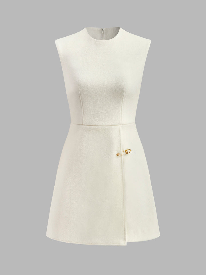 Robe sans manches à détails de broches et à la mode