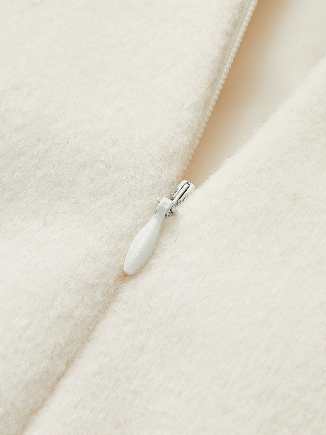 Robe sans manches à détails de broches et à la mode