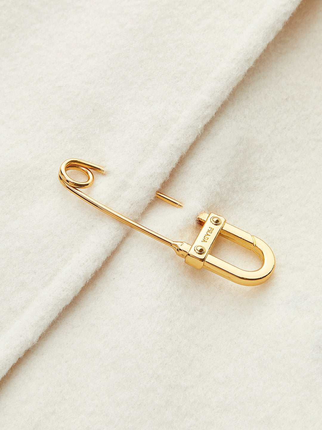 Robe sans manches à détails de broches et à la mode