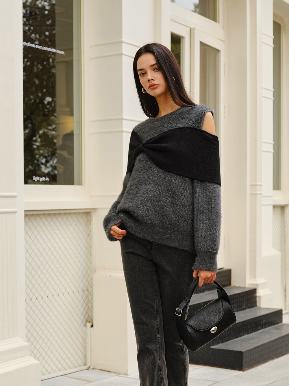 Pull à col rond avec découpe et nœud