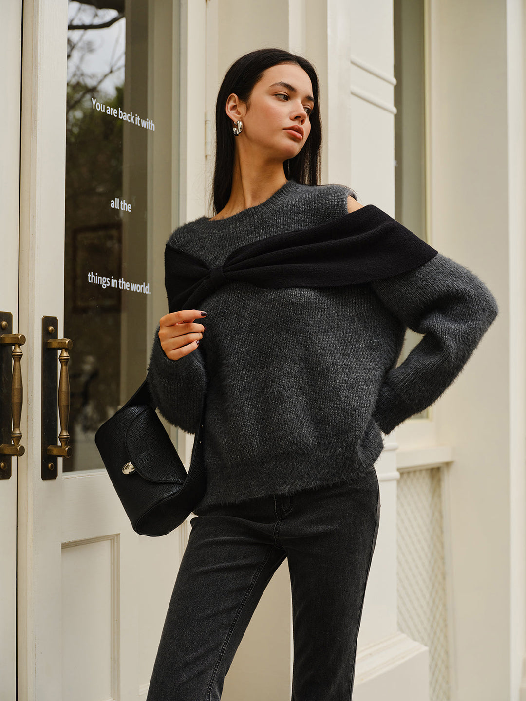 Pull à col rond avec découpe et nœud