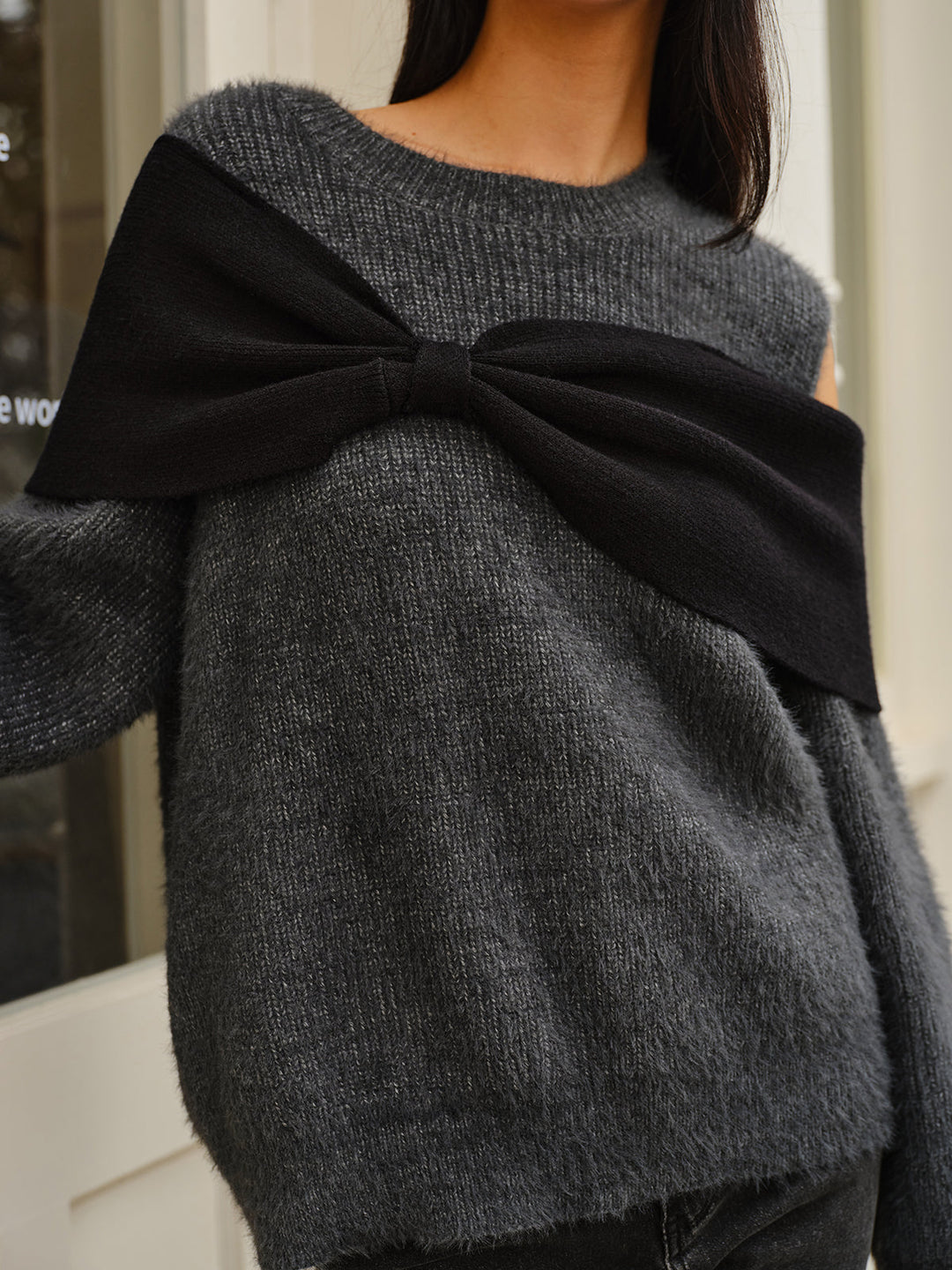 Pull à col rond avec découpe et nœud