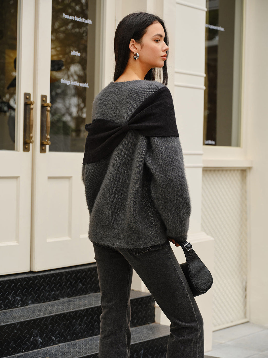 Pull à col rond avec découpe et nœud