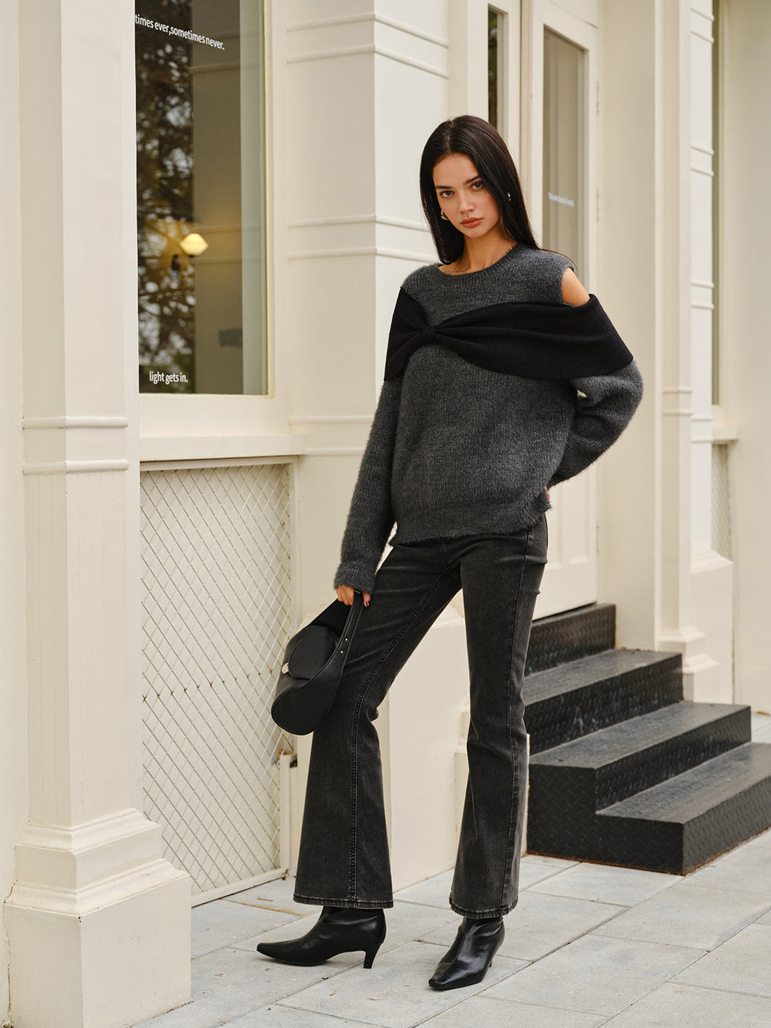 Pull à col rond avec découpe et nœud
