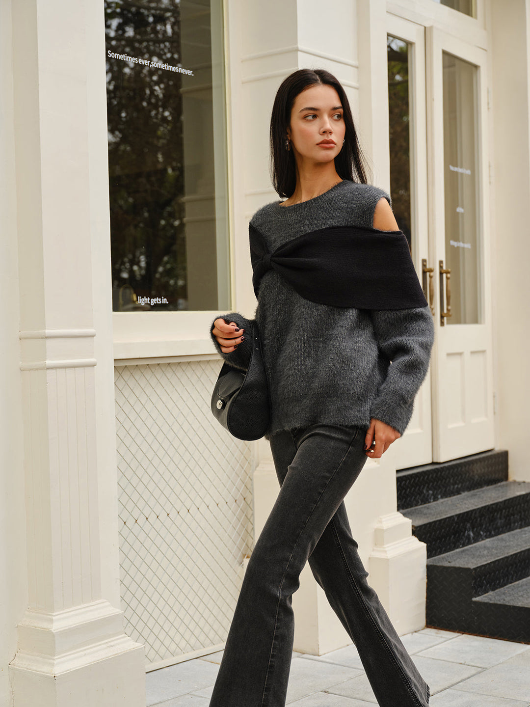 Pull à col rond avec découpe et nœud