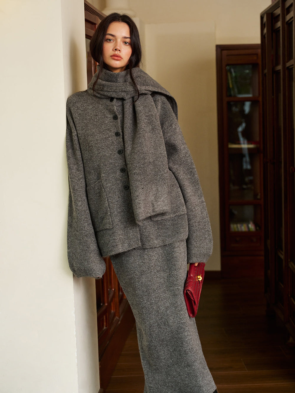 Ensemble pull jupe à bouton uni avec écharpe assortie