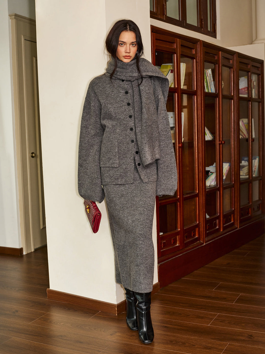 Ensemble pull jupe à bouton uni avec écharpe assortie