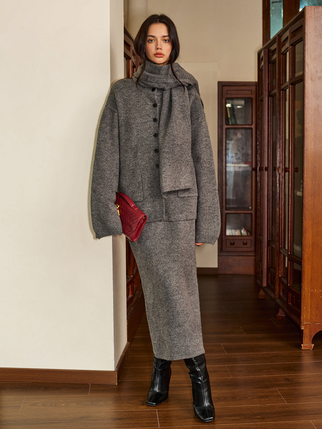 Ensemble pull jupe à bouton uni avec écharpe assortie