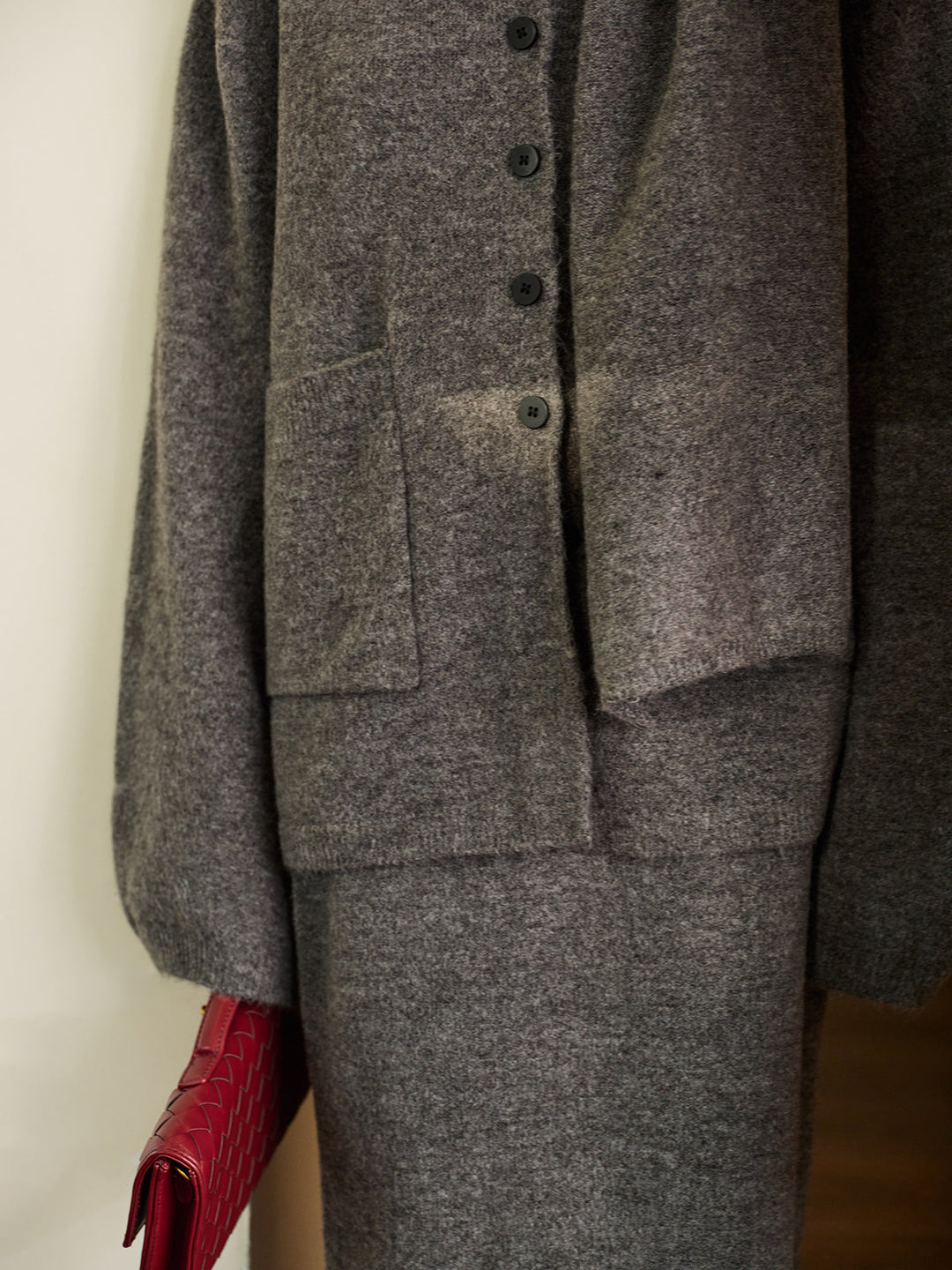 Ensemble pull jupe à bouton uni avec écharpe assortie