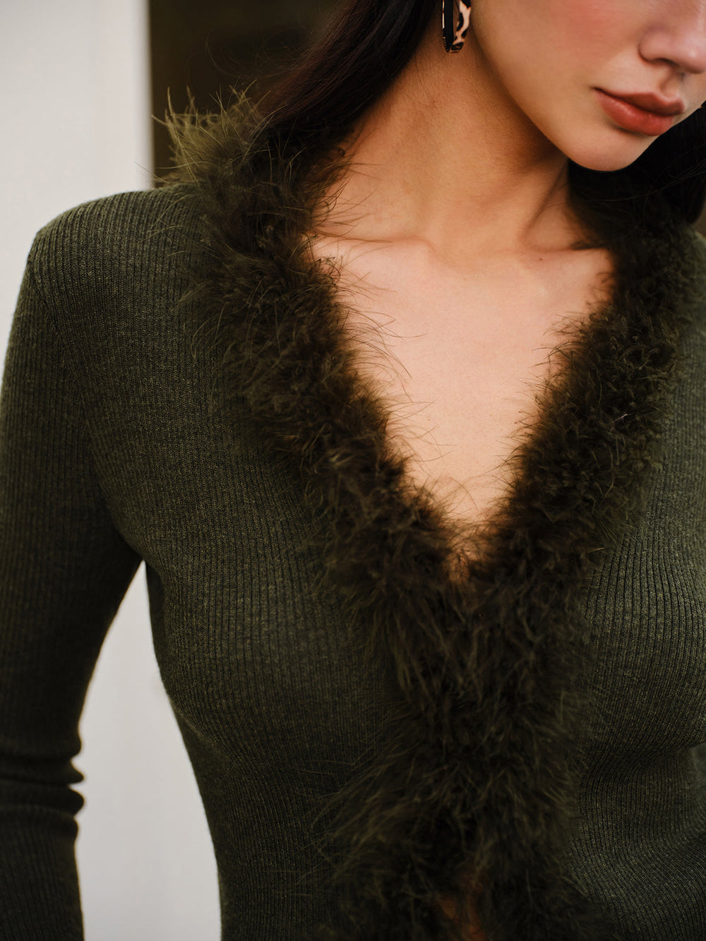 Pull ajusté en laine mélangée avec garniture en plumes