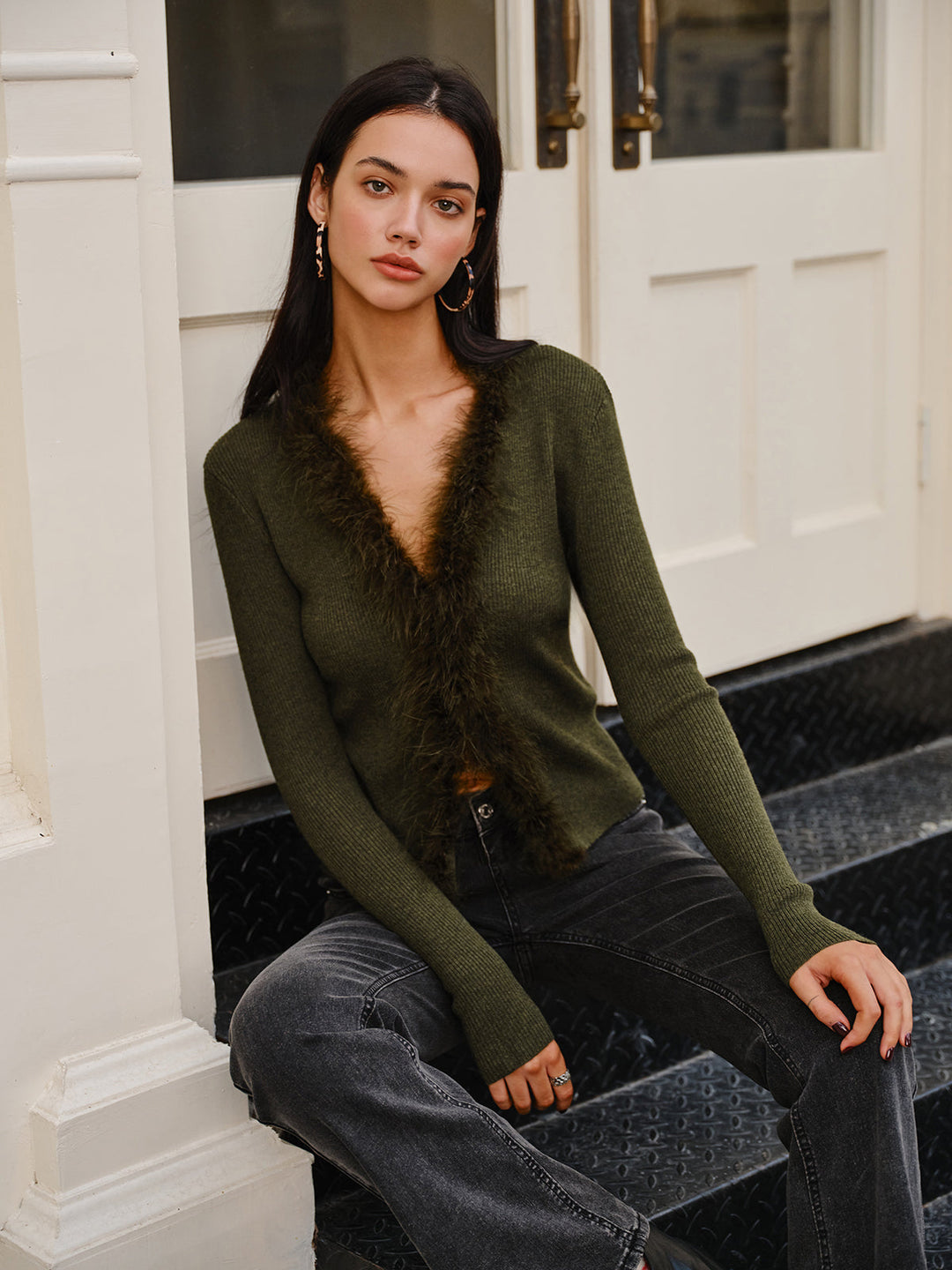 Pull ajusté en laine mélangée avec garniture en plumes