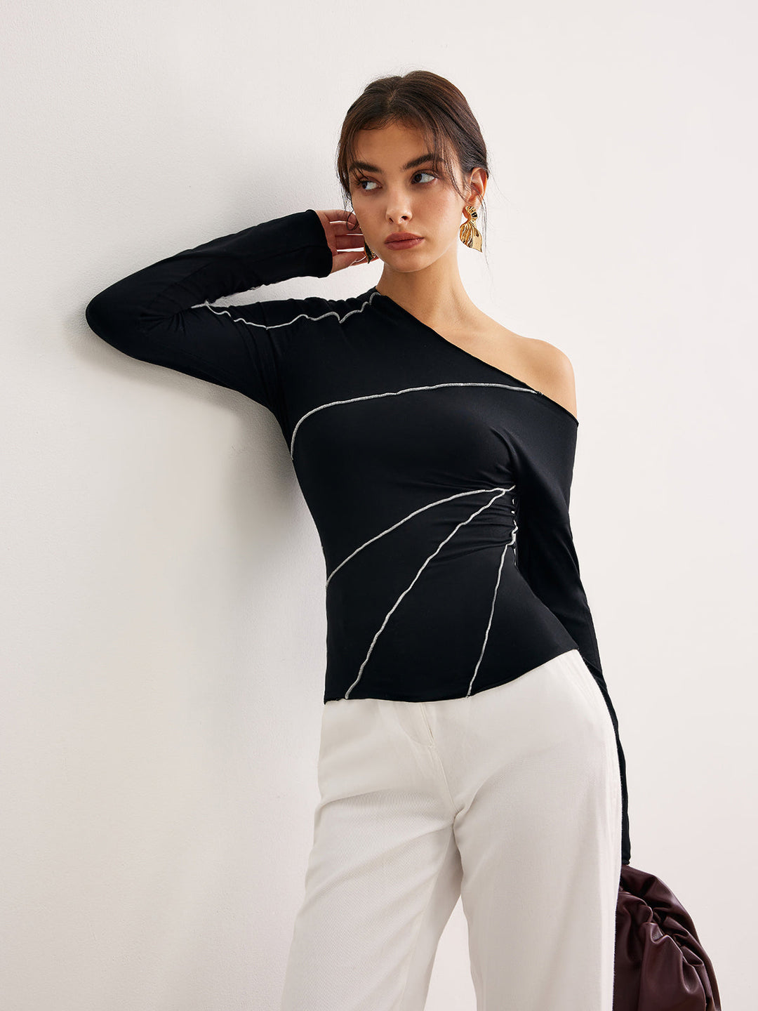 T-shirt skinny à épaule dénudée et passepoil contrastant