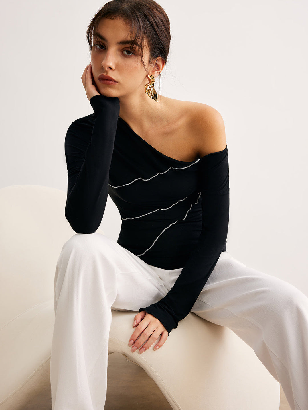 T-shirt skinny à épaule dénudée et passepoil contrastant