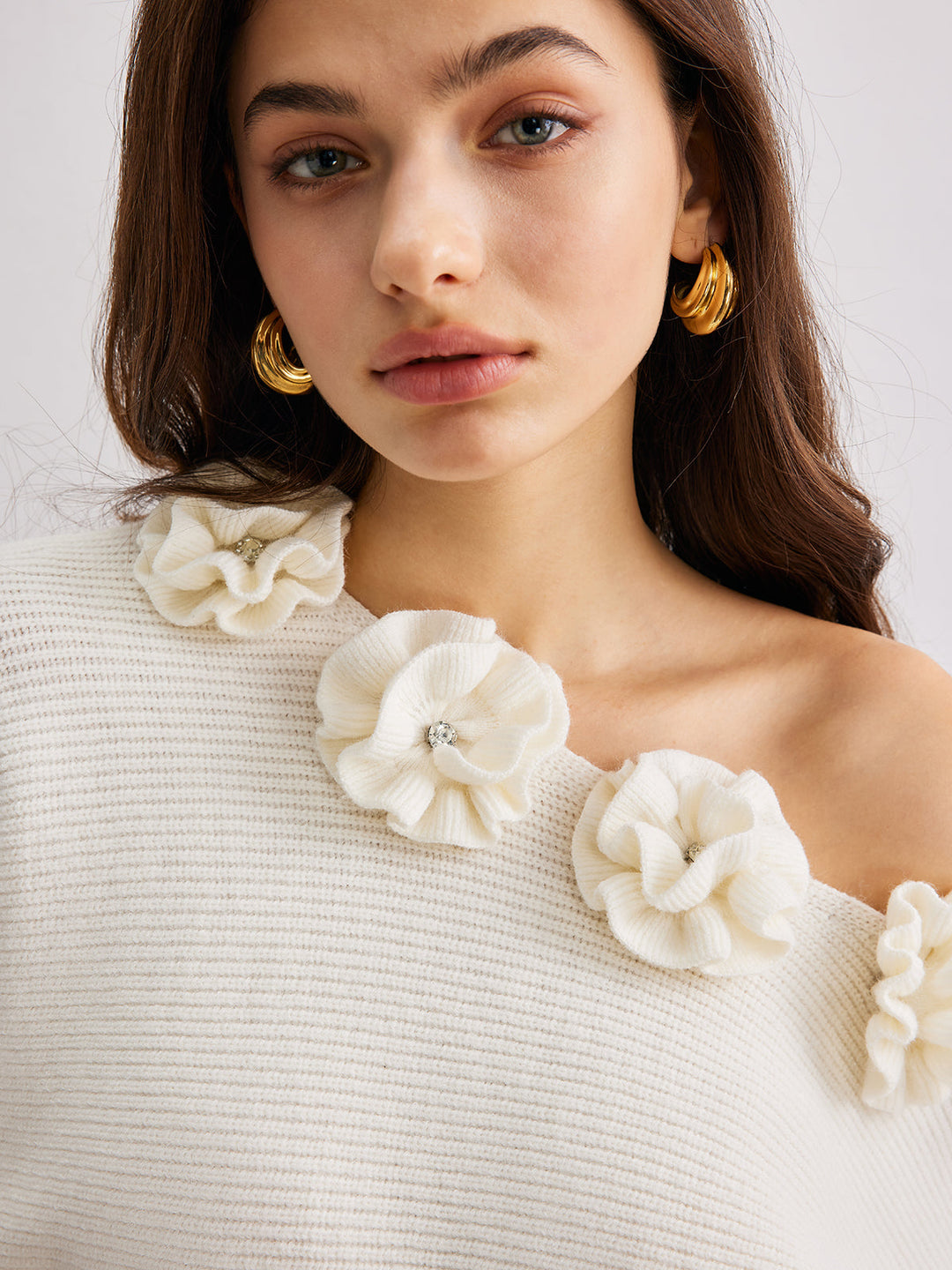 Pull à épaules dénudées avec fleurs en 3D