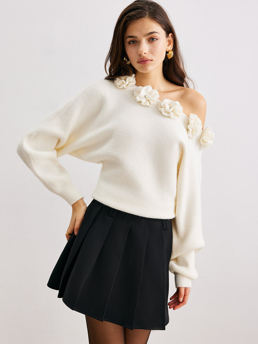 Pull à épaules dénudées avec fleurs en 3D