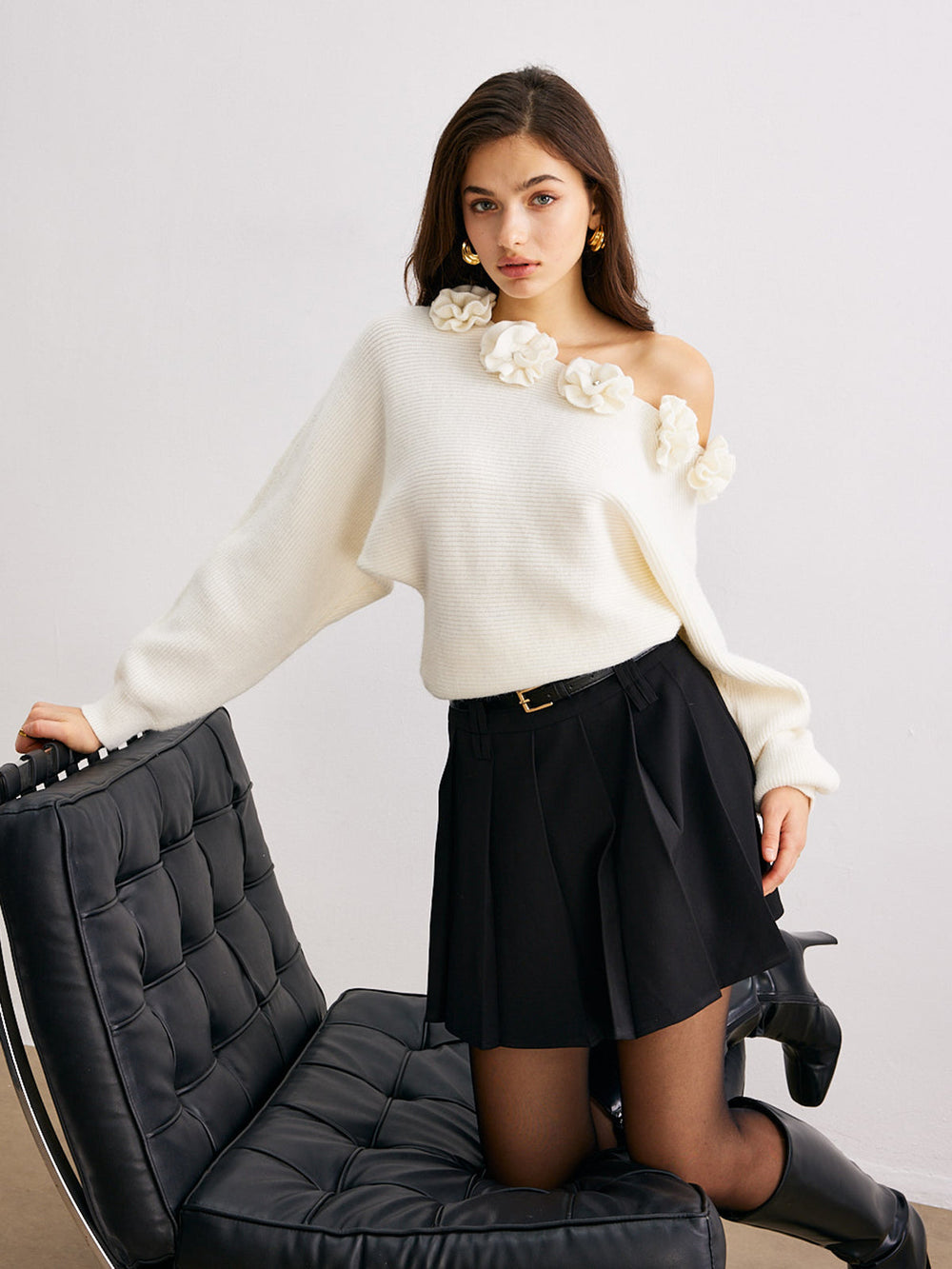 Pull à épaules dénudées avec fleurs en 3D
