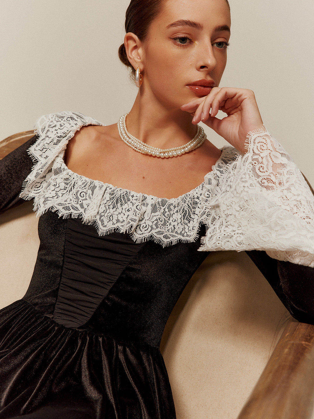Robe Courte en Velours avec Bordure en Dentelle