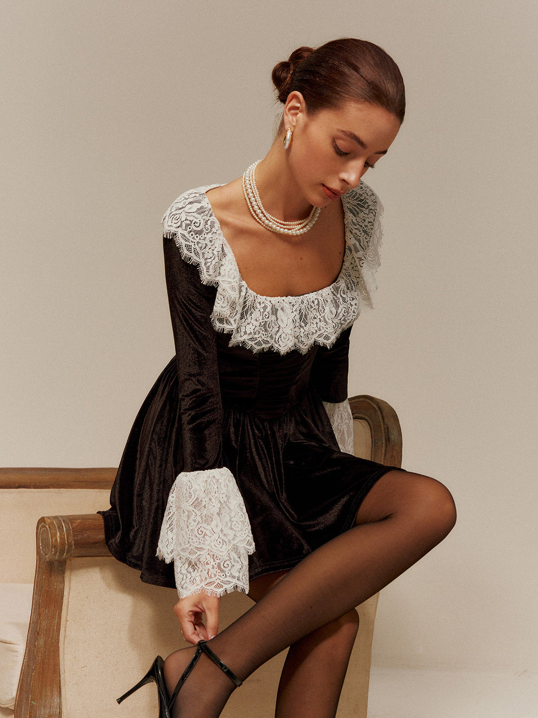 Robe Courte en Velours avec Bordure en Dentelle