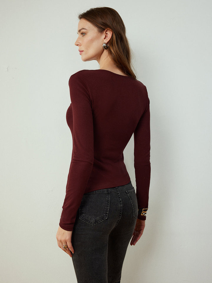 T-shirt ajusté à col bénitier avec décoration métallique