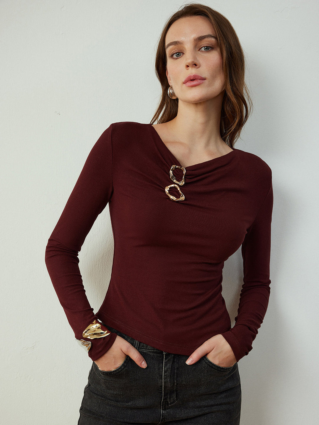 T-shirt ajusté à col bénitier avec décoration métallique