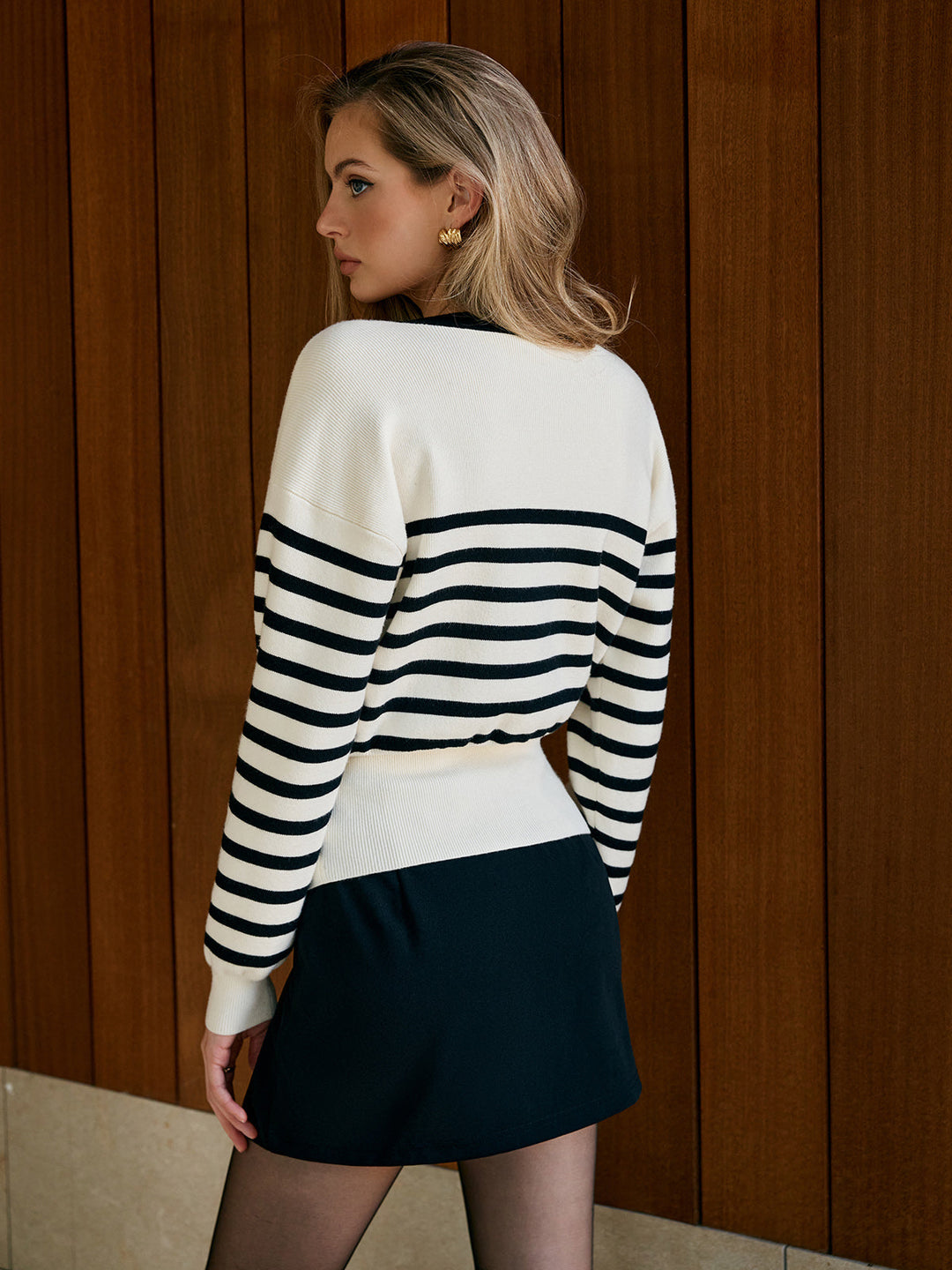 Vêtements d'extérieur en tricot avec boutons métalliques et rayures contrastées