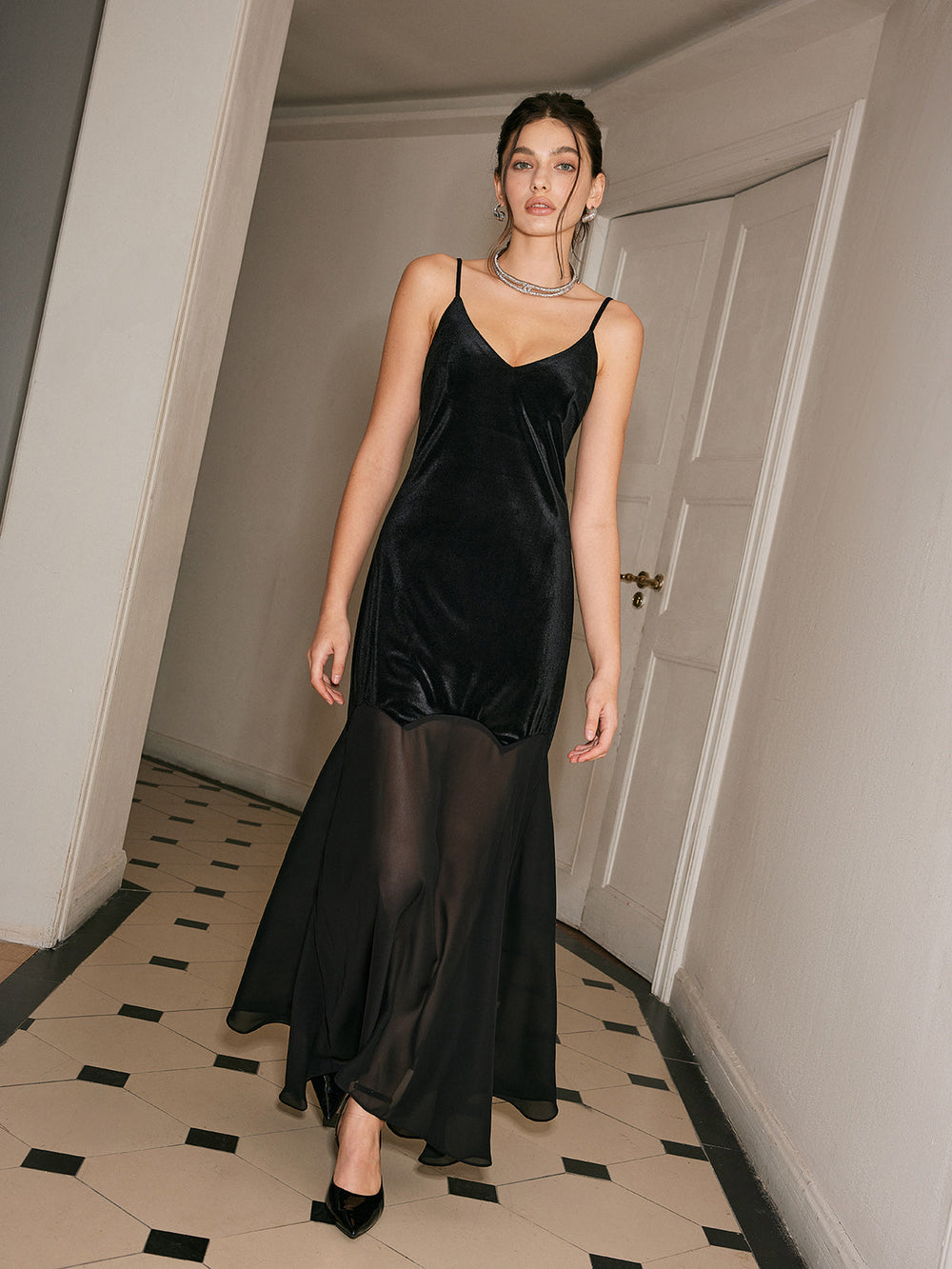 Robe en velours avec ourlet en mousseline semi-transparente