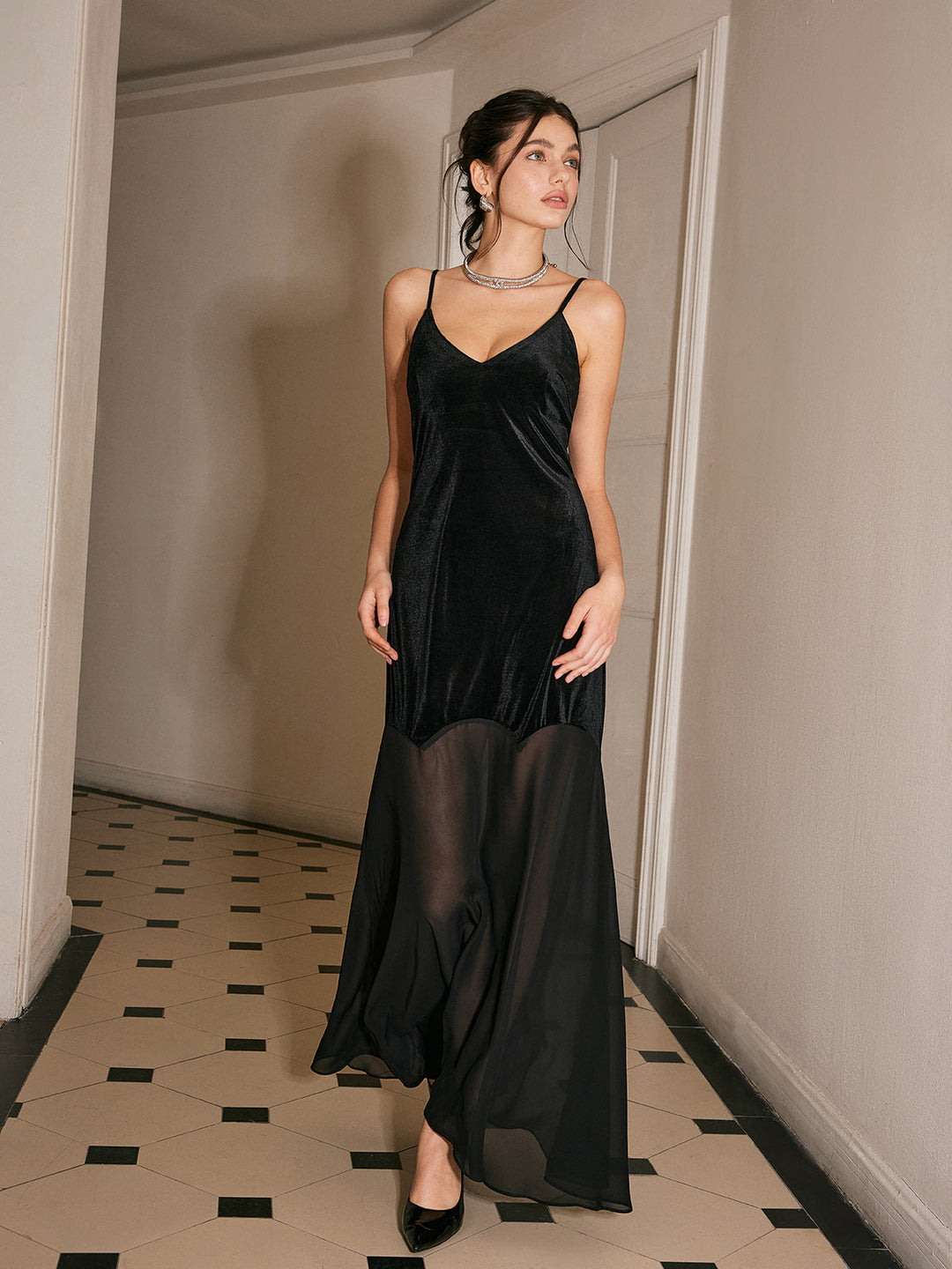 Robe en velours avec ourlet en mousseline semi-transparente