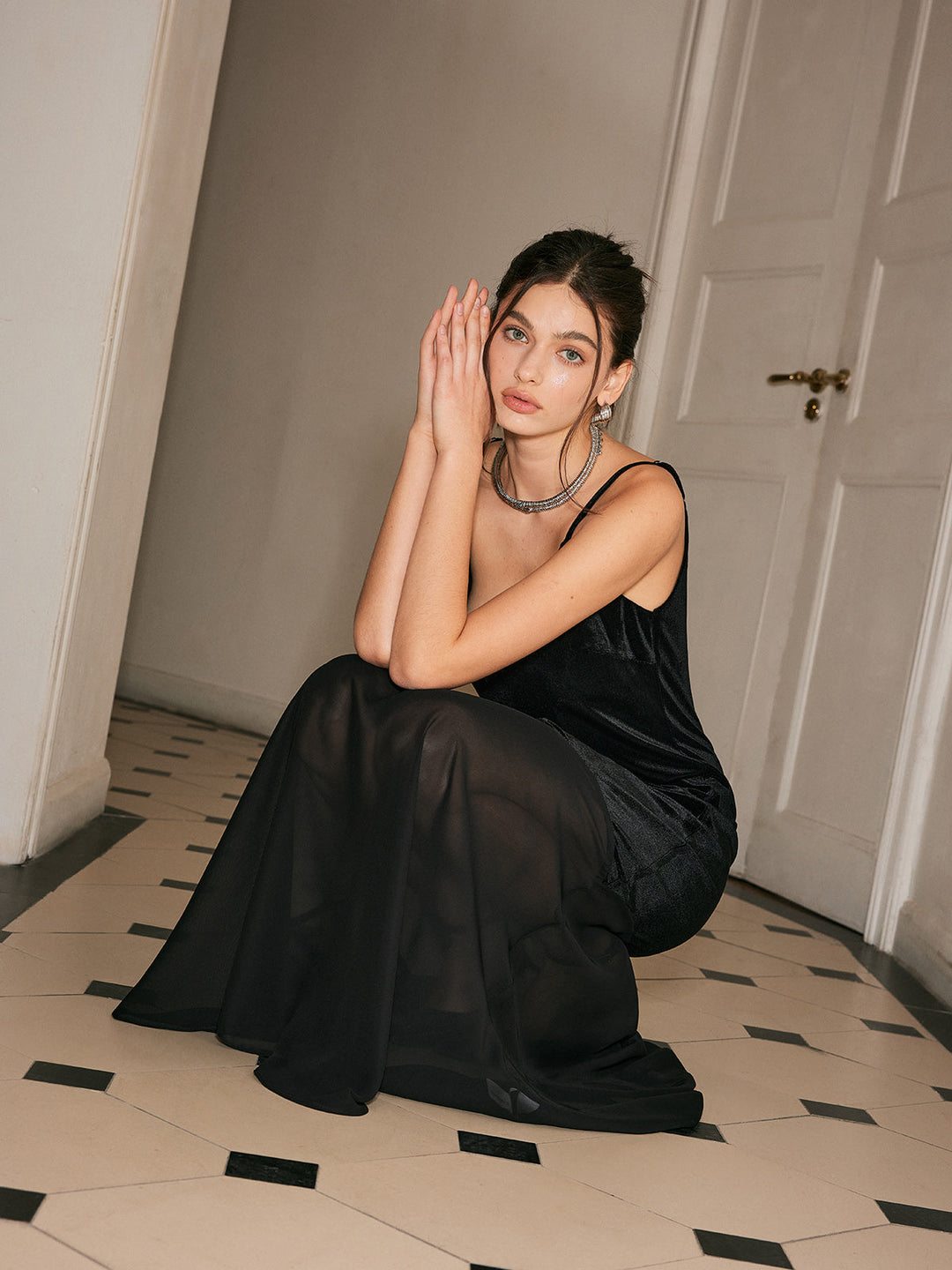 Robe en velours avec ourlet en mousseline semi-transparente