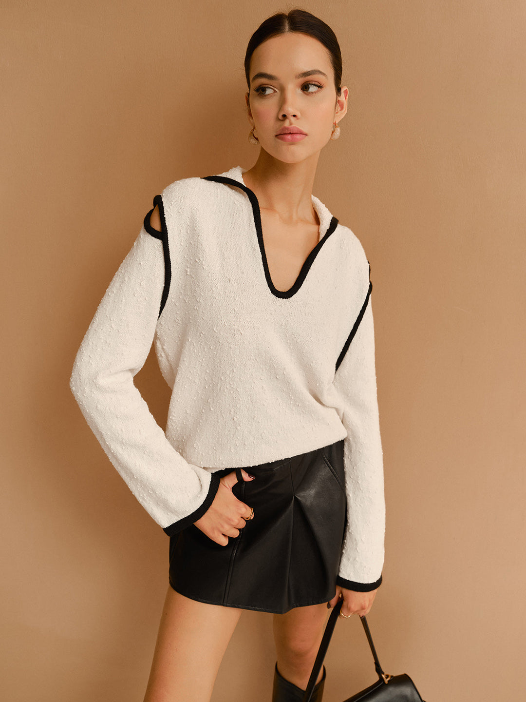 Pull à col à revers avec découpes et passepoil contrasté