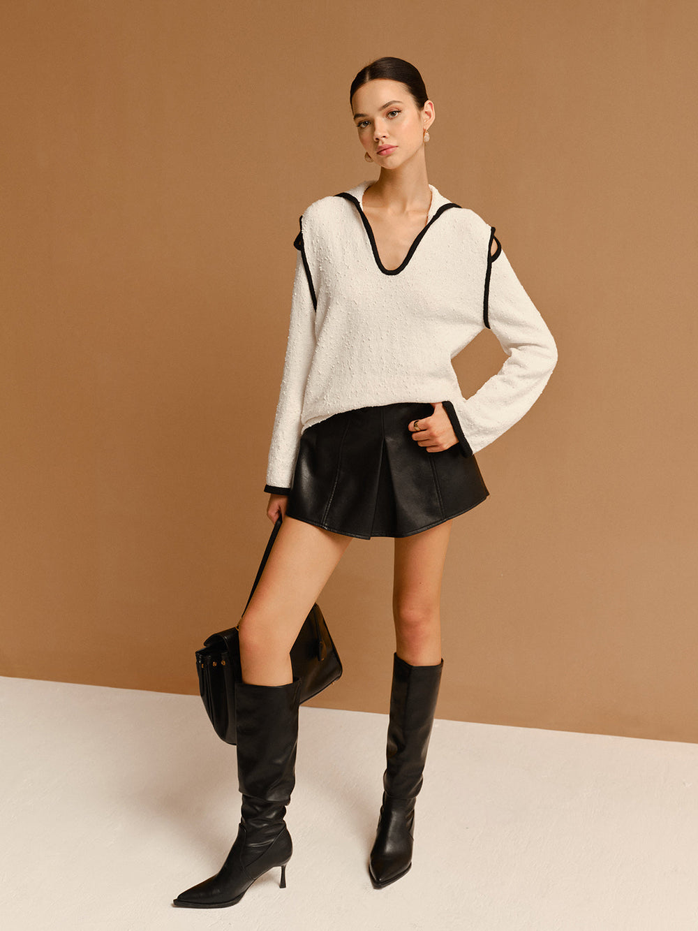 Pull à col à revers avec découpes et passepoil contrasté