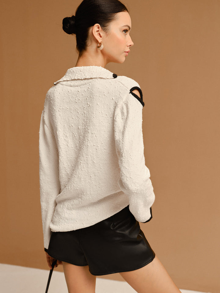 Pull à col à revers avec découpes et passepoil contrasté