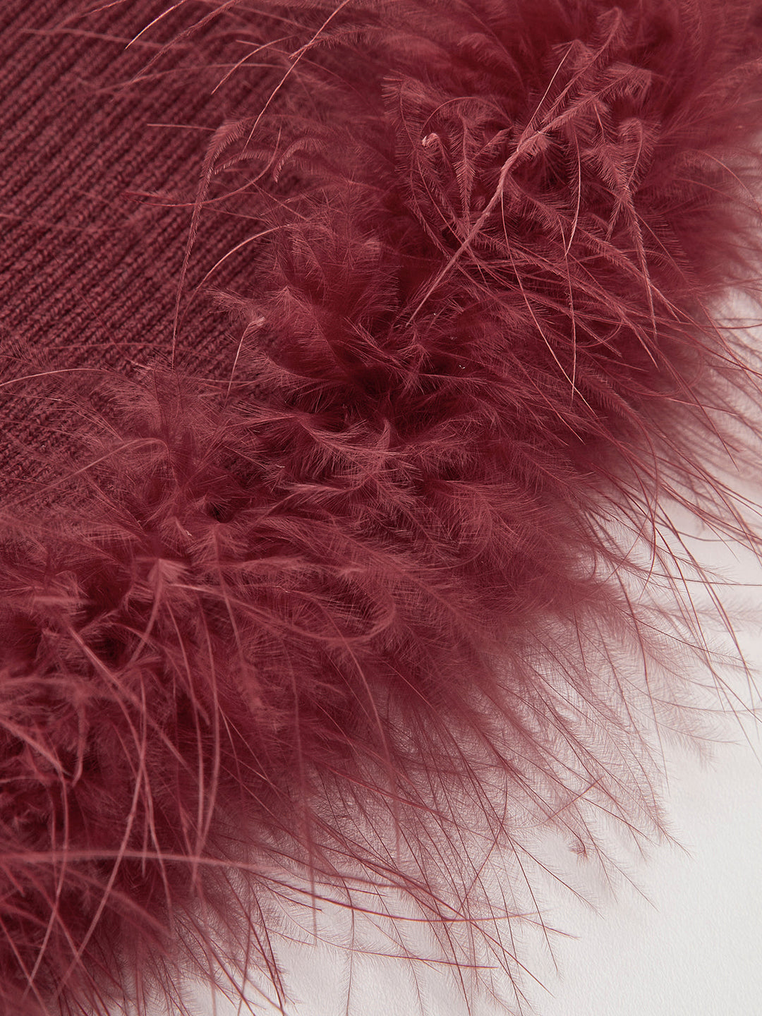 Pull ajusté en laine mélangée avec garniture en plumes