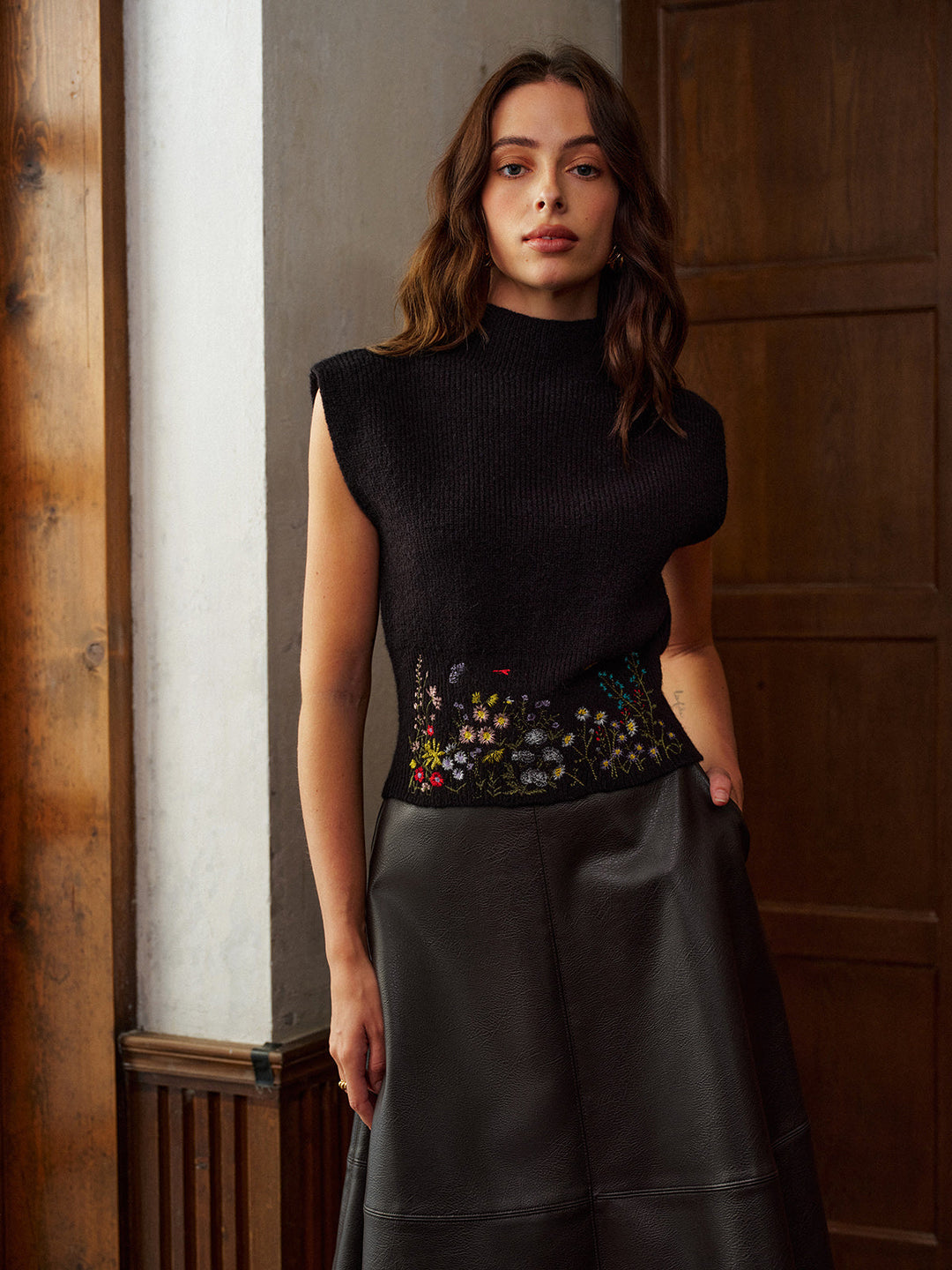 Gilet à col droit avec broderie florale