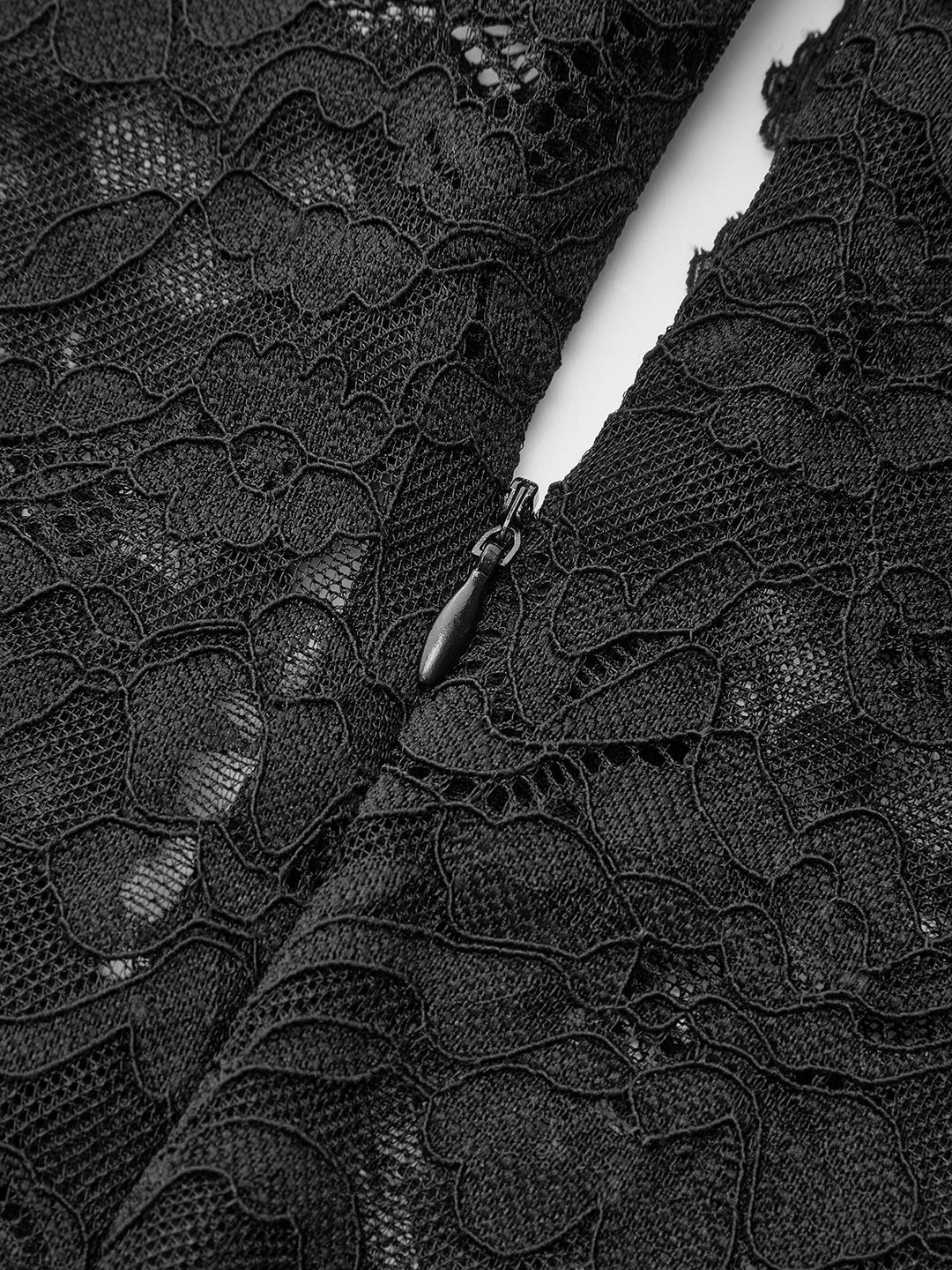 Robe en dentelle transparente avec découpe en trou de serrure et design drapé