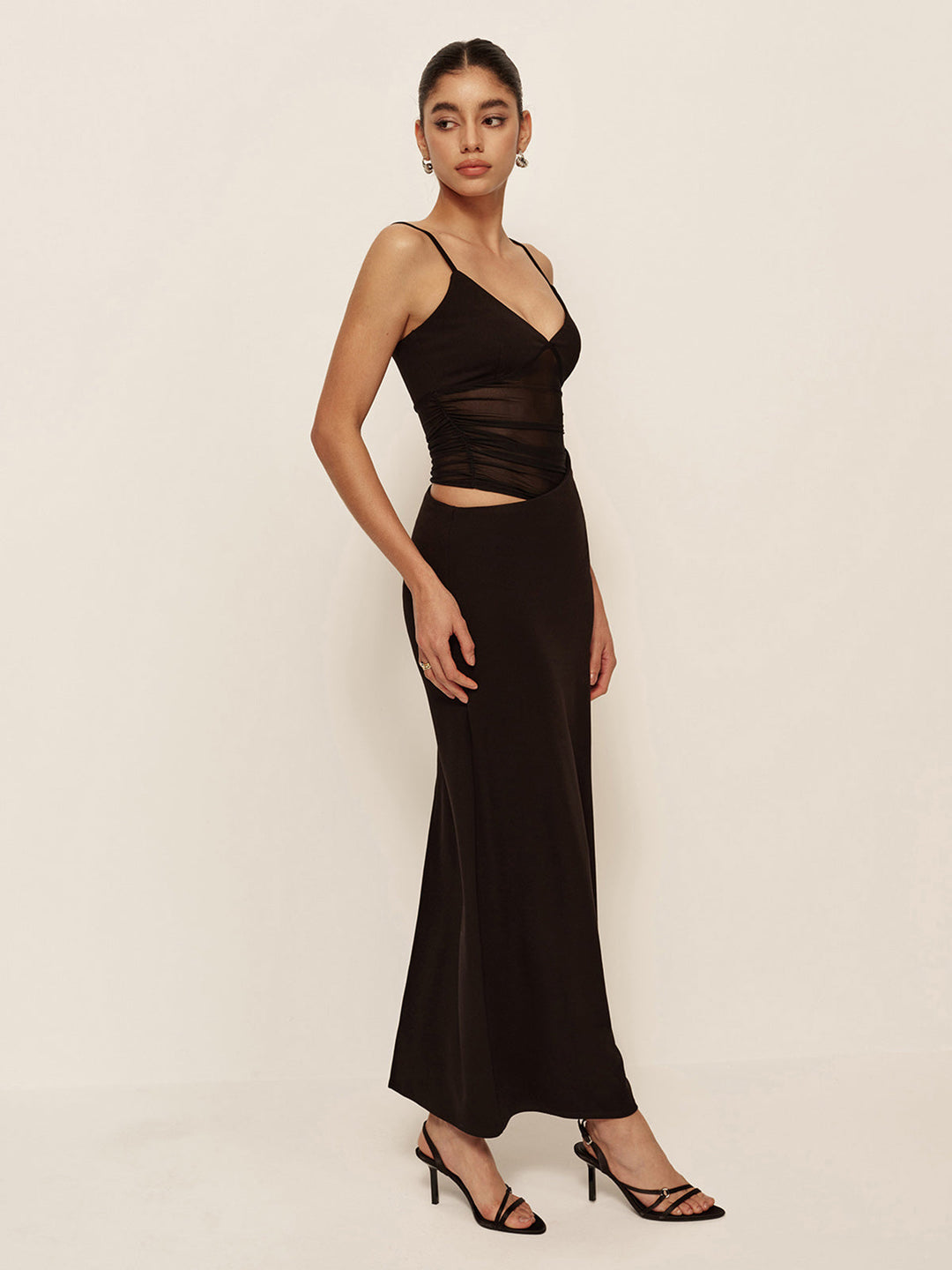 Robe asymétrique froncée à col en V semi-transparente