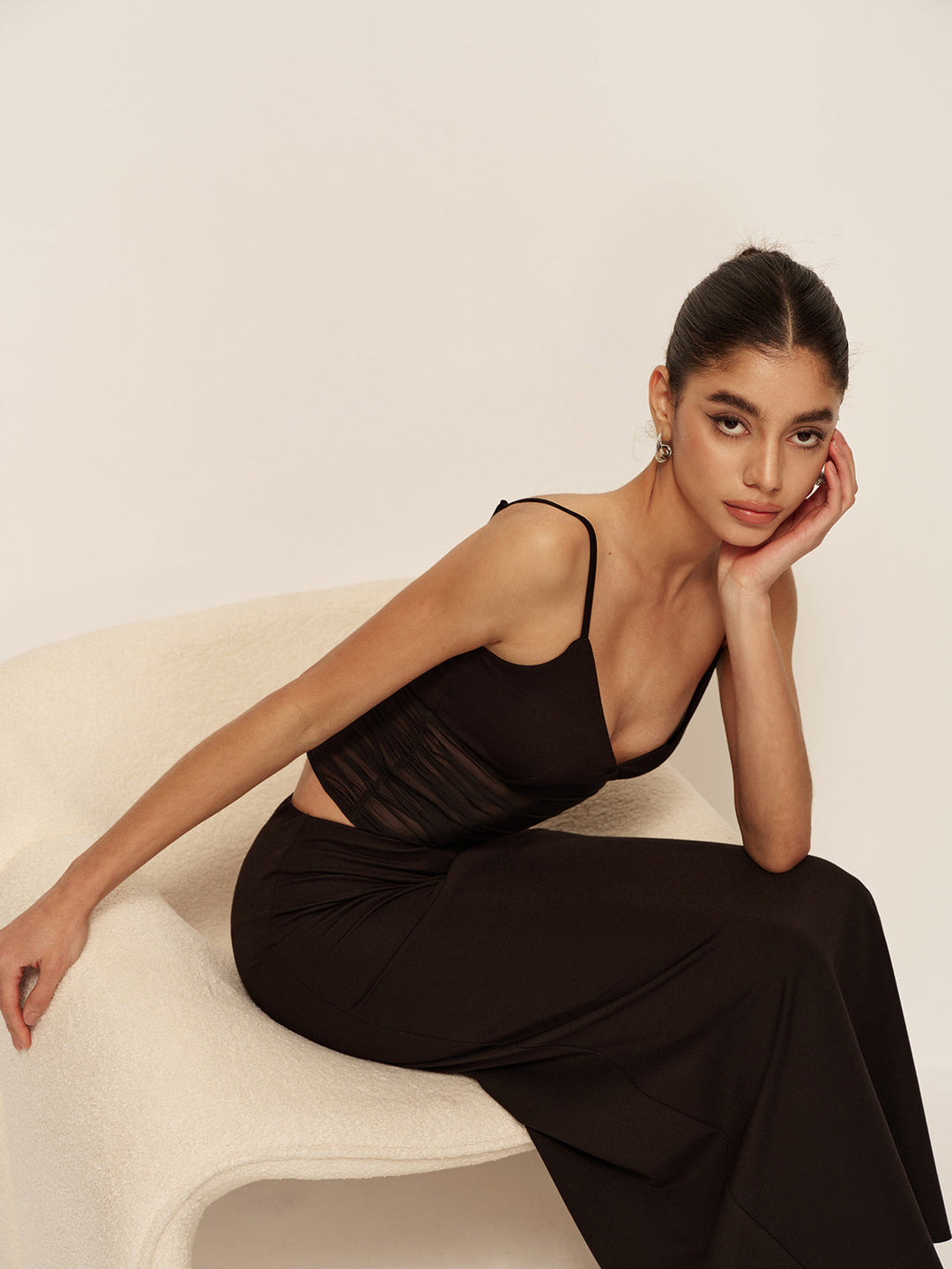 Robe asymétrique froncée à col en V semi-transparente