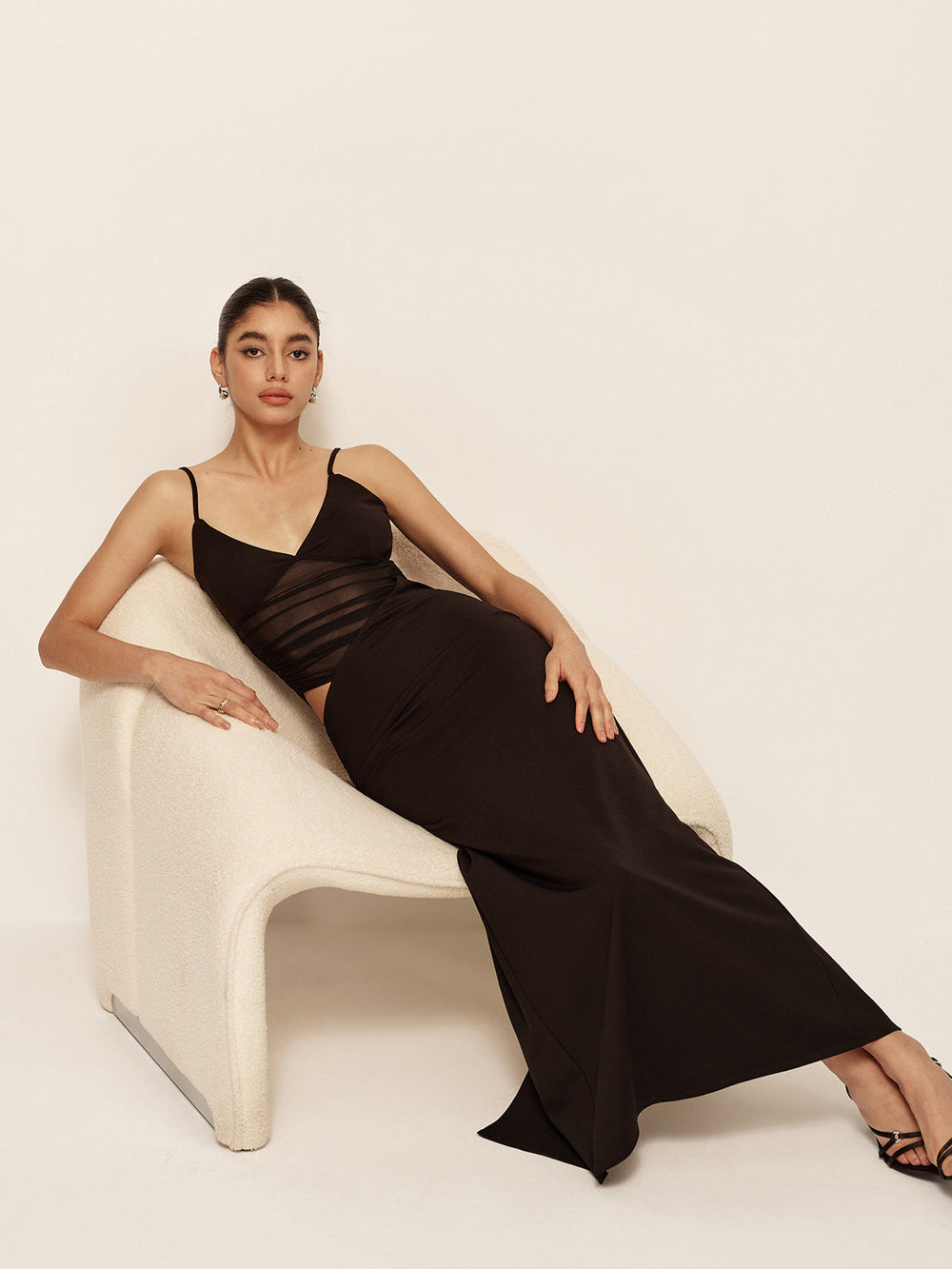 Robe asymétrique froncée à col en V semi-transparente