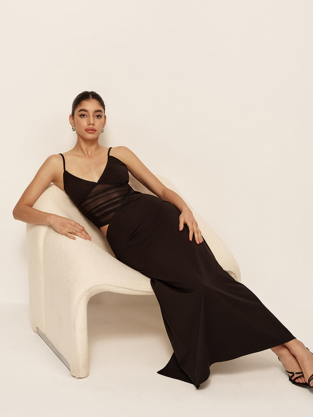 Robe asymétrique froncée à col en V semi-transparente