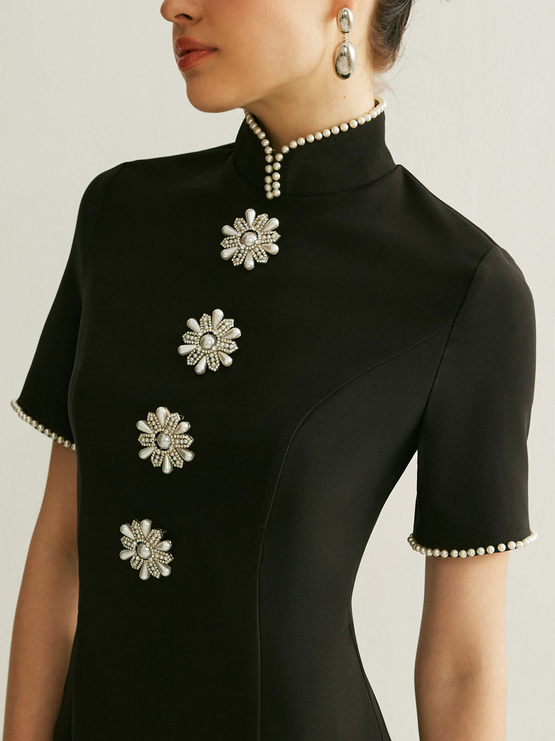 Robe à col montant ornée de perles