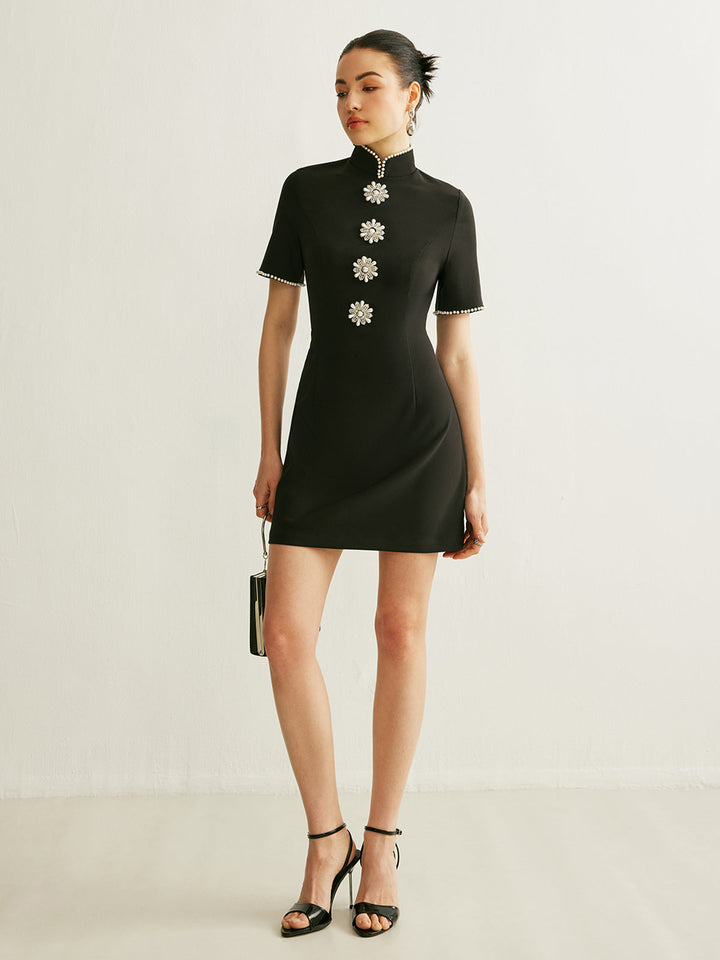Robe à col montant ornée de perles