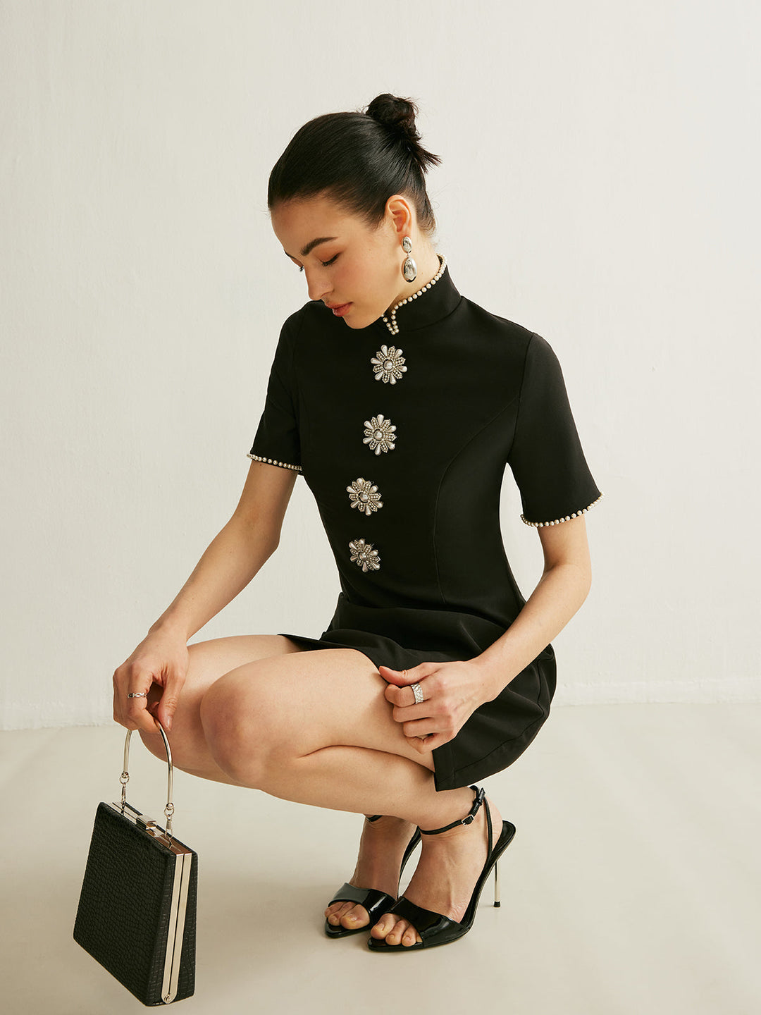 Robe à col montant ornée de perles