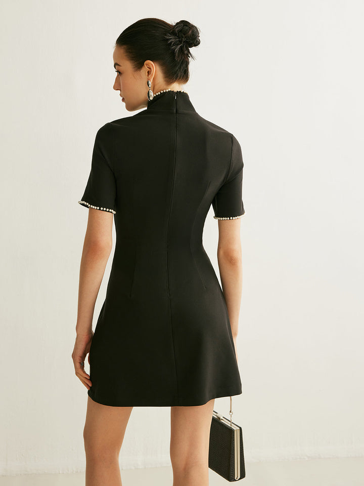 Robe à col montant ornée de perles