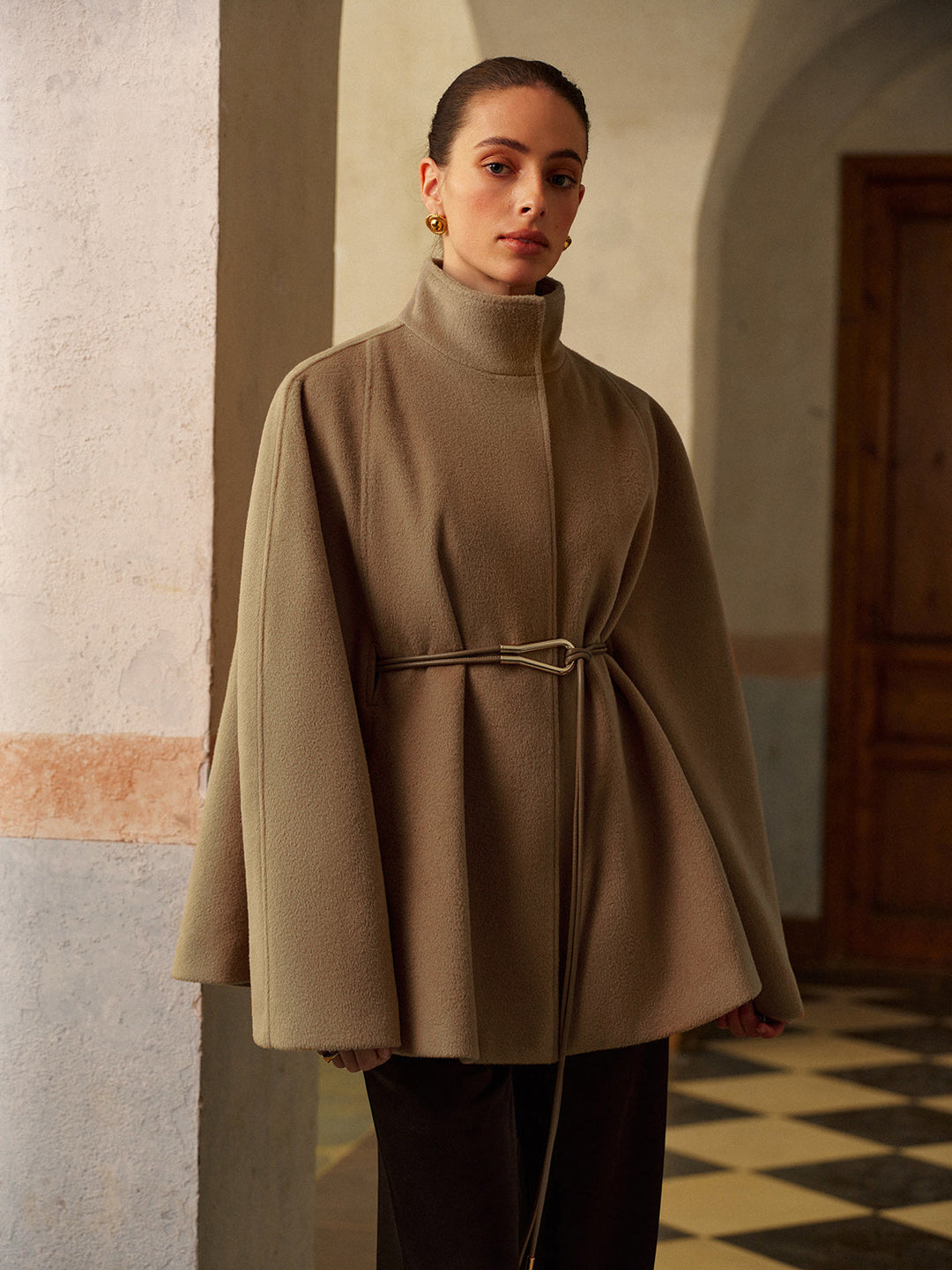 Manteau ample chaud à col montant et ceinture