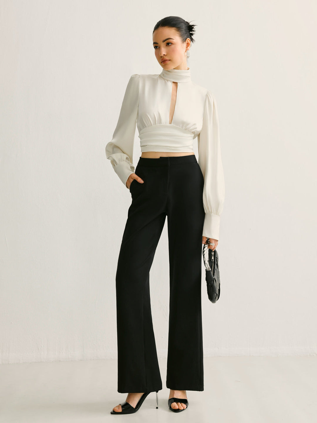 Blouse en satin à plis latéraux sans dos