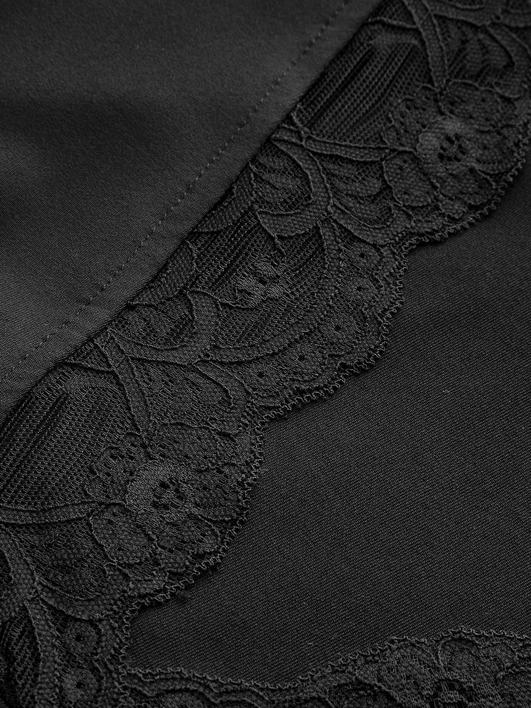 T-shirt à encolure en V avec bordure en dentelle