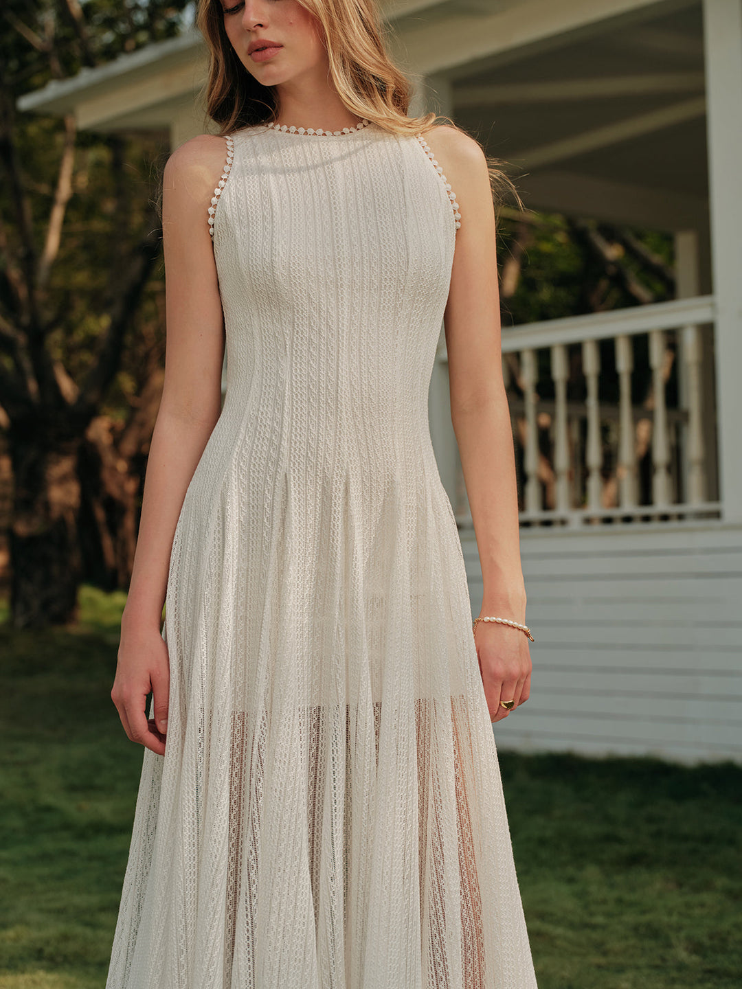 Robe sans manches en dentelle semi-transparente